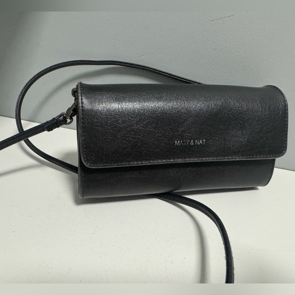 Matt & Nat Black crossbody Wristlet Clutch
